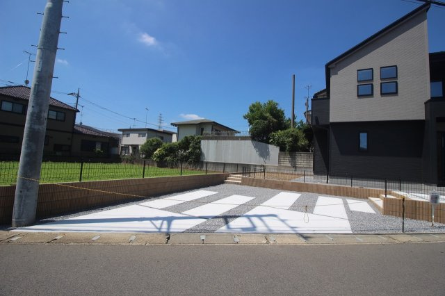 小山市駅南町5丁目　4期の駐車場|並列3台駐車可能なゆとりあるスペース。車同士の入れ替えが不要で、ご夫婦の車や来客用の駐車場所も確保できます。