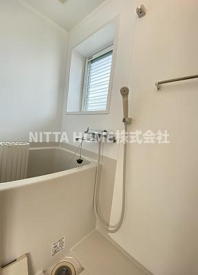 コーポラスナインの浴室|小窓付きで解放感のあるバスルーム◇