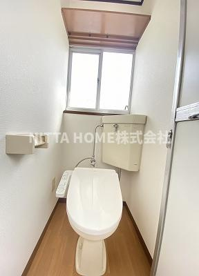 コーポラスナインのトイレ|小窓付きのトイレです＊