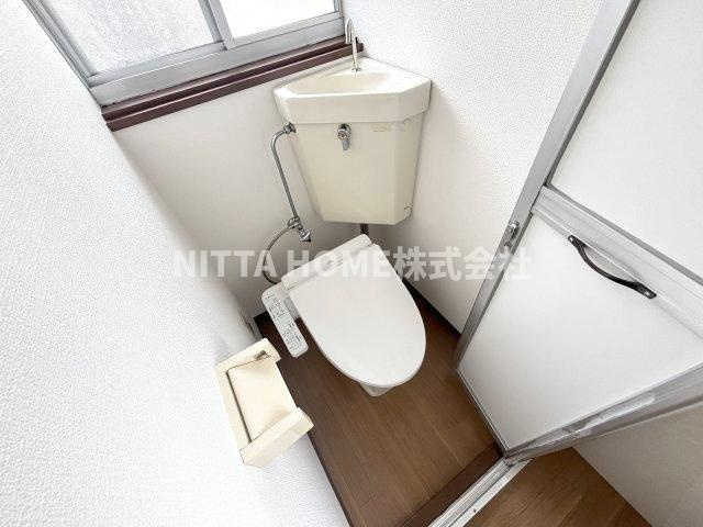 コーポラスナインのトイレ|小窓付きのトイレです＊