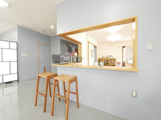 【居間・リビング】 | 市川三郷町高田 売事務所・店舗　敷地293坪・平成16年築 | ラウンジとキッチンはカウンターを介して繋がっています。