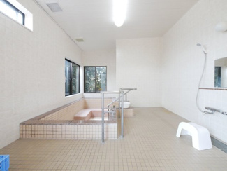 【浴室】 | 市川三郷町高田 売事務所・店舗　敷地293坪・平成16年築 | 大型浴場　介護・シェアハウス等用途にそのまま利用可能です。