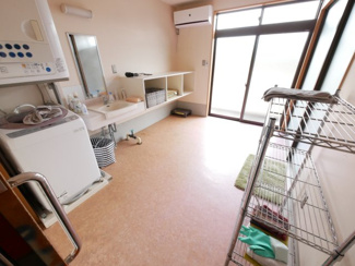 【洗面所】 | 市川三郷町高田 売事務所・店舗　敷地293坪・平成16年築 | 屋外にアクセスできる掃き出し窓付きの洗面室