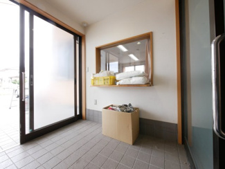 【玄関】 | 市川三郷町高田 売事務所・店舗　敷地293坪・平成16年築 | 受付業務も可能な玄関カウンター