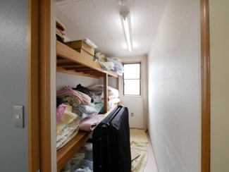 【内装】 | 市川三郷町高田 売事務所・店舗　敷地293坪・平成16年築 | ラウンジの収納　棚付きで多回収納力