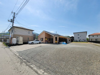 【外観】 | 市川三郷町高田 売事務所・店舗　敷地293坪・平成16年築 | 敷地293坪の広さは、会社・事務所・店舗・福祉施設・放課後デイサービス・保育園・託児所・整体院・学習塾・社員寮・シェアハウス・民泊など多用途にご活用いただけます。