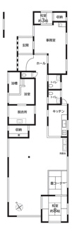 【間取り】 | 市川三郷町高田 売事務所・店舗　敷地293坪・平成16年築 | 旧デイサービスセンター　建物面積：210.97㎡　「水回りがまとまっている＋個室（和室）＋事務スペース＋広い共用スペース」という構成なので、“人が集まって滞在する業種”にかなり相性が良いです。