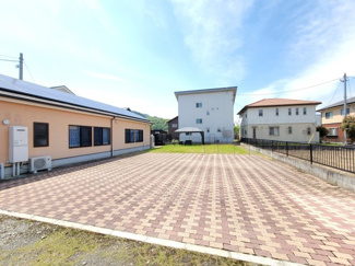 【その他】 | 市川三郷町高田 売事務所・店舗　敷地293坪・平成16年築 | インターロッキング敷設済浄水器付きのシンク　人造大理石トップは傷に強い素材です。カウンター上のモニターは太陽光パネルのコントローラー