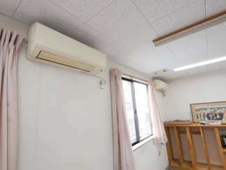 【その他】 | 市川三郷町高田 売事務所・店舗　敷地293坪・平成16年築 | 事務室には二台のエアコン