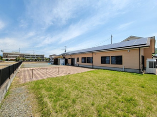 【外観】 | 市川三郷町高田 売事務所・店舗　敷地293坪・平成16年築 | 「持っているだけで年間約116万円の売電収入。」さらに元デイサービスの設備を活かせば、すぐに事業スタート可能。