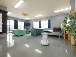 【ロビー】 | 市川三郷町高田 売事務所・店舗　敷地293坪・平成16年築 | かなり広いスペース　何業でも対応出来そうな広さです。　窓も多く、とても明るい空間です。