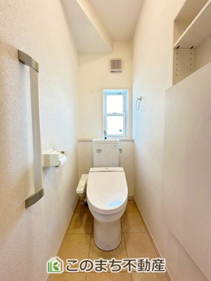 【トイレ】 | 栃木市沼和田町再生住宅 | 小窓から換気ができて清潔なトイレスペース☆温水洗浄便座搭載です！
