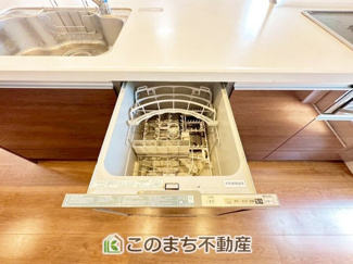 【設備】 | 栃木市沼和田町再生住宅 | あったらいいなの代表的な設備である食洗機。ビルトイン型で、おさまりもよく、使い勝手も良好です。料理をするのは好きだけど、後片付けは苦手な方に重宝します。洗う手間がないので、時間を有効に使えますね。

