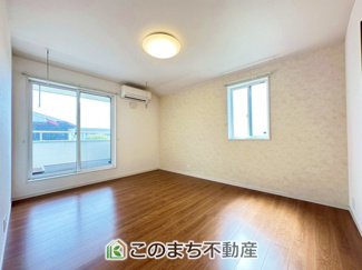 【洋室】 | 栃木市沼和田町再生住宅 | 柔らかい陽光が差し込む明るいお部屋を演出する設計。彩光の取れる窓が気持ちの良いお部屋を創り上げます。
