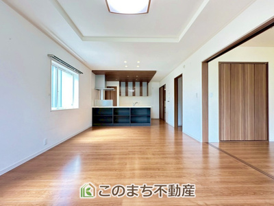 【居間・リビング】 | 栃木市沼和田町再生住宅 | 南向きのリビングは一日中太陽の光が射し込みます♪家族が集まる空間は、自然と笑顔が溢れます。
