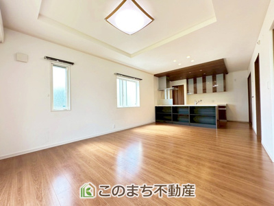 【居間・リビング】 | 栃木市沼和田町再生住宅 | 時間のゆとりと空間、暖かな陽光がもたらす光と風を独占してください。新しい暮らしが始まります。
