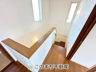 【内装】 | 栃木市沼和田町再生住宅 | 手すり付きで小さなお子様にも安心の階段スペースです☆
