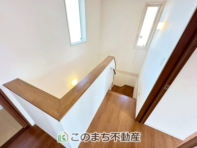 【内装】 | 栃木市沼和田町再生住宅 | 手すり付きで小さなお子様にも安心の階段スペースです☆
