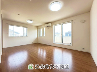 【洋室】 | 栃木市沼和田町再生住宅 | 陽光がふんだんに降り注ぐお部屋です。陽だまりの空間で、プライベートなお家時間も快適にお過ごしいただけます♪
