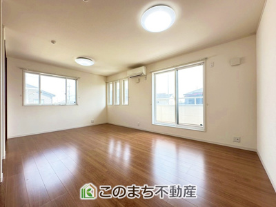 【洋室】 | 栃木市沼和田町再生住宅 | 陽光がふんだんに降り注ぐお部屋です。陽だまりの空間で、プライベートなお家時間も快適にお過ごしいただけます♪
