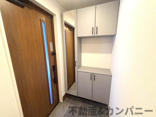 高岡町の新築のおうち2号棟　松山市高岡町新築戸建の玄関|コの字型鏡付き玄関収納です