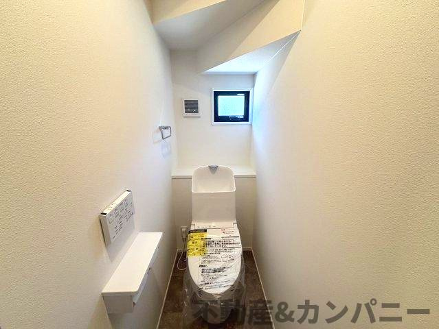 高岡町の新築のおうち2号棟　松山市高岡町新築戸建のトイレ|ゆったりとした空間のトイレです