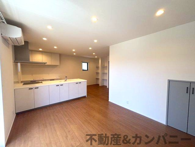 高岡町の新築のおうち2号棟　松山市高岡町新築戸建の居間・リビング|こちらの居間で趣味の時間をお楽しみください