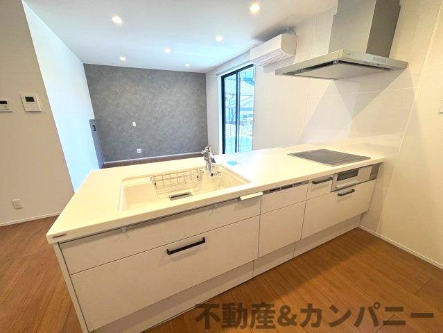 高岡町の新築のおうち2号棟　松山市高岡町新築戸建のキッチン|白を基調としたキッチンです