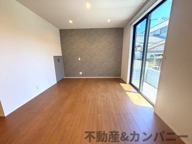 高岡町の新築のおうち2号棟　松山市高岡町新築戸建の居間・リビング|アクセントクロスがリビングを引き締めます