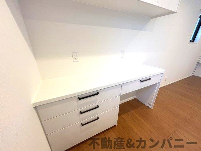 高岡町の新築のおうち2号棟　松山市高岡町新築戸建のキッチン|カップボードです