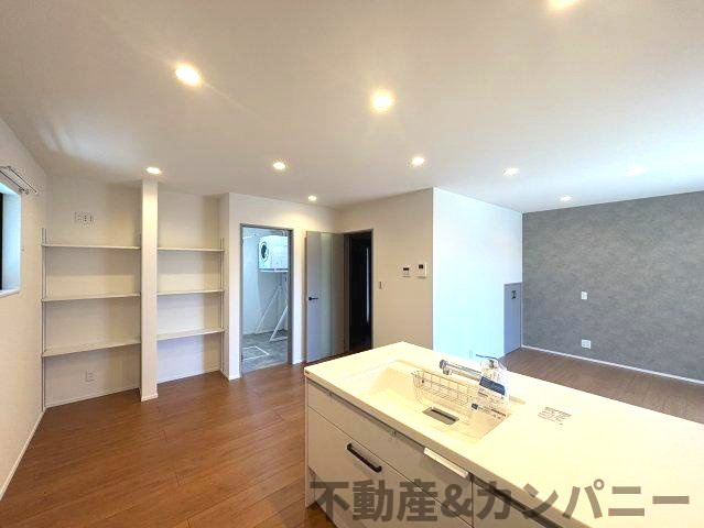 高岡町の新築のおうち2号棟　松山市高岡町新築戸建の居間・リビング|キッチンからみたリビングです