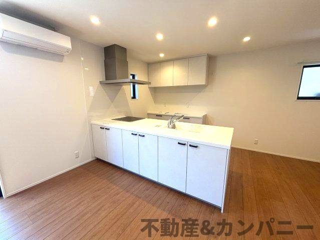 高岡町の新築のおうち2号棟　松山市高岡町新築戸建のキッチン|キッチン背面も収納スペースがあります
