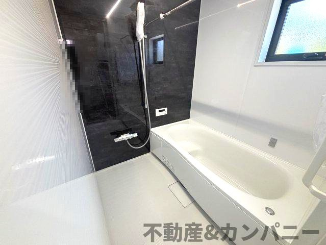 高岡町の新築のおうち2号棟　松山市高岡町新築戸建の浴室|きれいなお風呂です