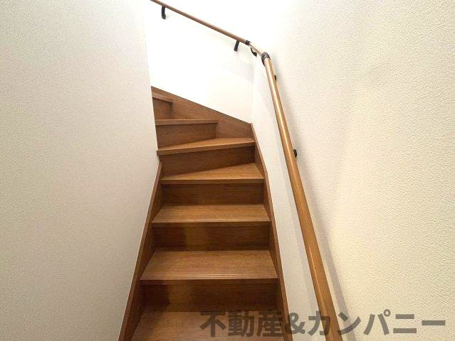高岡町の新築のおうち2号棟　松山市高岡町新築戸建のその他|手すり付き階段です