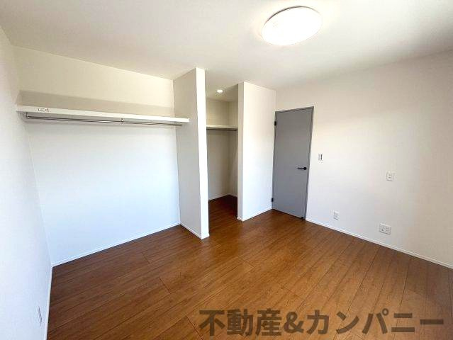 高岡町の新築のおうち2号棟　松山市高岡町新築戸建の洋室|使い勝手のいい洋室です
