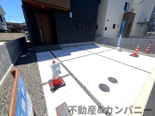 高岡町の新築のおうち2号棟　松山市高岡町新築戸建の駐車場|駐車場に車を止められます