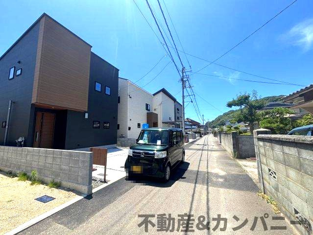 高岡町の新築のおうち2号棟　松山市高岡町新築戸建の前面道路含む現地写真|前面道路含む現地写真です