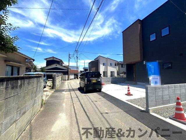 高岡町の新築のおうち2号棟　松山市高岡町新築戸建の前面道路含む現地写真|前面道路含む現地写真です