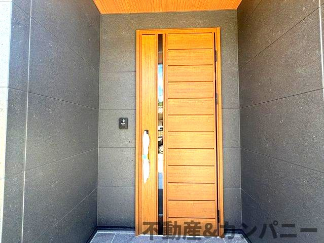 高岡町の新築のおうち2号棟　松山市高岡町新築戸建の玄関|シンプルで使いやすい玄関です