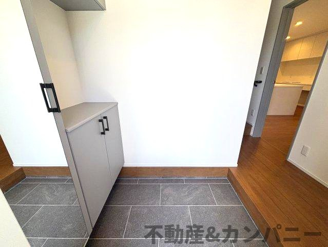 高岡町の新築のおうち2号棟　松山市高岡町新築戸建の玄関|シンプルで使いやすい玄関です
