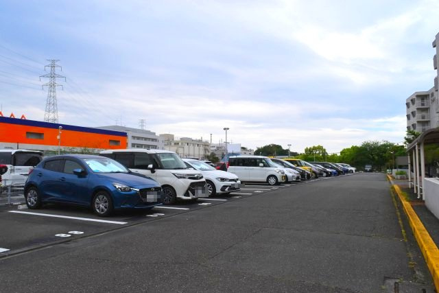 多摩市貝取３丁目の中古マンションの駐車場