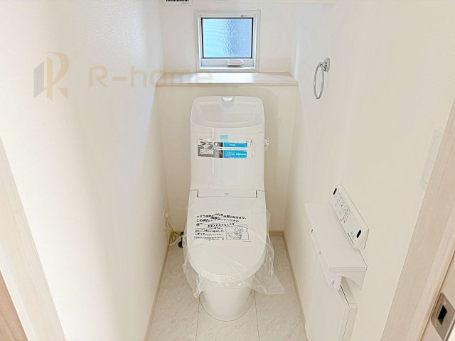 稲敷郡阿見町実穀　新築戸建て　1号棟のトイレ|温水洗浄便座付きのトイレ。
トイレが２ヵ所設置で朝の忙しい時間でも安心です。
