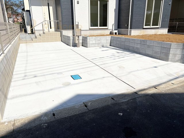 稲敷郡阿見町実穀　新築戸建て　1号棟の駐車場|カースペースは3台完備。ゲスト用のスペースも確保できますね♪