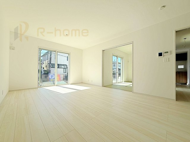 稲敷郡阿見町実穀　新築戸建て　1号棟の居間・リビング|広々とした余裕のあるリビングです♪大きな窓からは自然光が届きます。