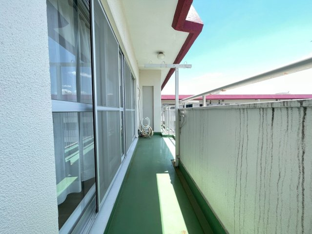 令和７年７月リフォーム完了◆南向き＆トランクルーム付き３ＬＤＫ◆イトーピア向日マンションC棟のバルコニー|バルコニー