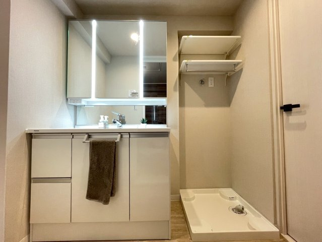 令和７年７月リフォーム完了◆南向き＆トランクルーム付き３ＬＤＫ◆イトーピア向日マンションC棟の洗面所|洗面室