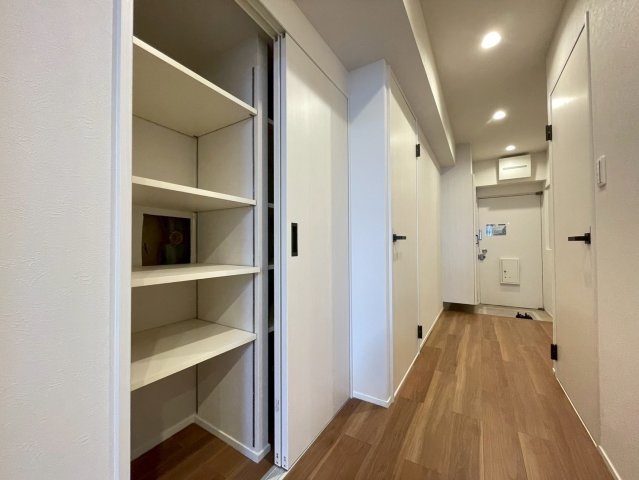 令和７年７月リフォーム完了◆南向き＆トランクルーム付き３ＬＤＫ◆イトーピア向日マンションC棟の収納|廊下収納