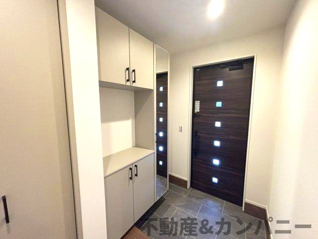 高岡町の新築のおうち3号棟　松山市高岡町新築戸建の玄関|鏡付き玄関収納です