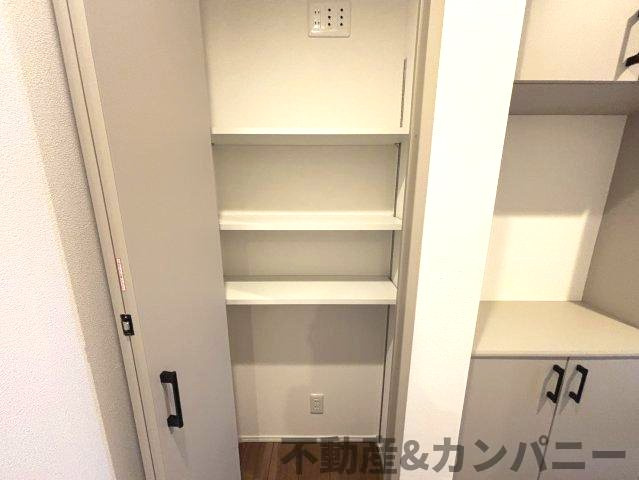高岡町の新築のおうち3号棟　松山市高岡町新築戸建の収納|玄関横の収納スペースです
