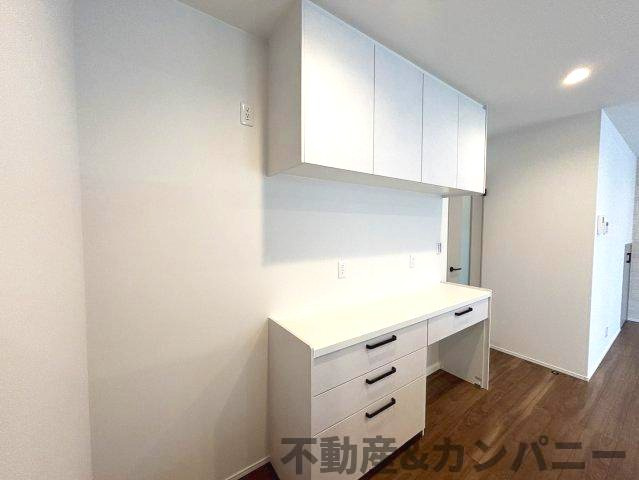 高岡町の新築のおうち3号棟　松山市高岡町新築戸建のキッチン|白を基調としたカップボード、背面収納です
